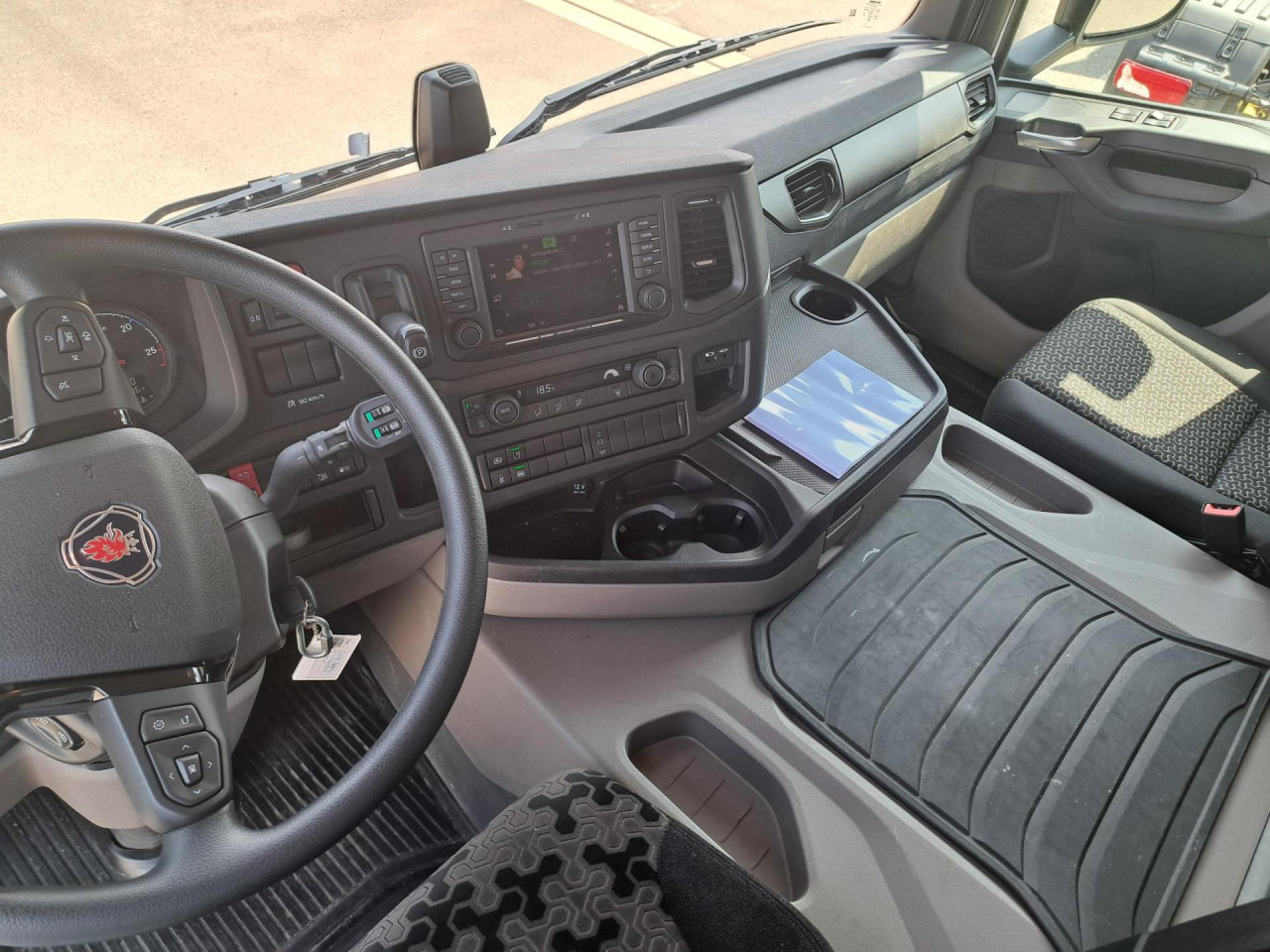 SCANIA SCANIA P280 4x2 Fourgon /Hayon 9L - משאית עם שלדת תא: תמונה 4 SCANIA SCANIA P280 4x2 Fourgon /Hayon 9L - משאית עם שלדת תא: תמונה 4
