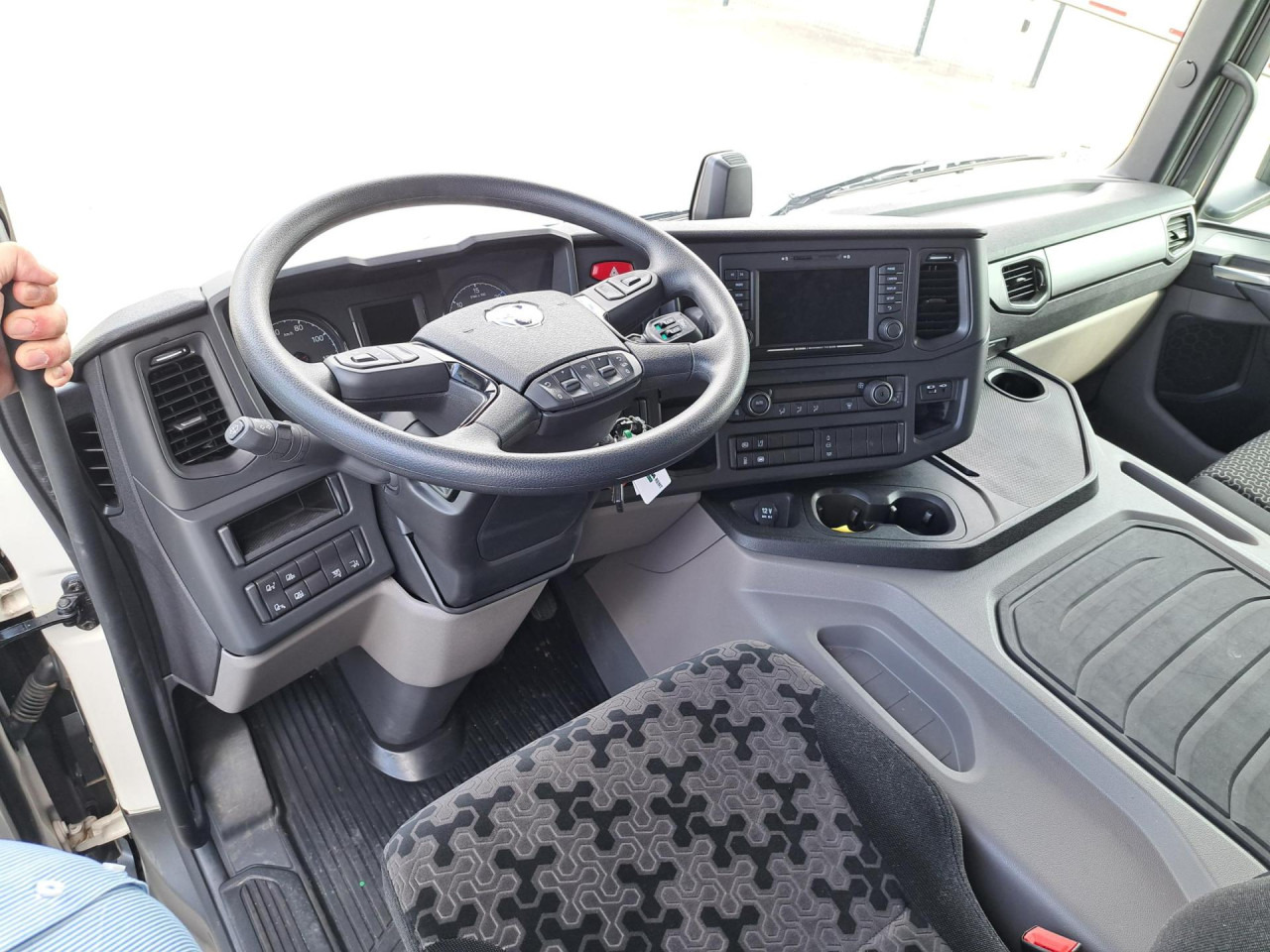 SCANIA SCANIA P280 4x2 Fourgon Hayon - משאית עם שלדת תא: תמונה 2 SCANIA SCANIA P280 4x2 Fourgon Hayon - משאית עם שלדת תא: תמונה 2