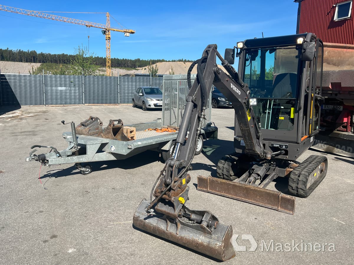 Grävmaskin Volvo EC18D med maskintrailer och redskap - מחפר סורק: תמונה 1 Grävmaskin Volvo EC18D med maskintrailer och redskap - מחפר סורק: תמונה 1