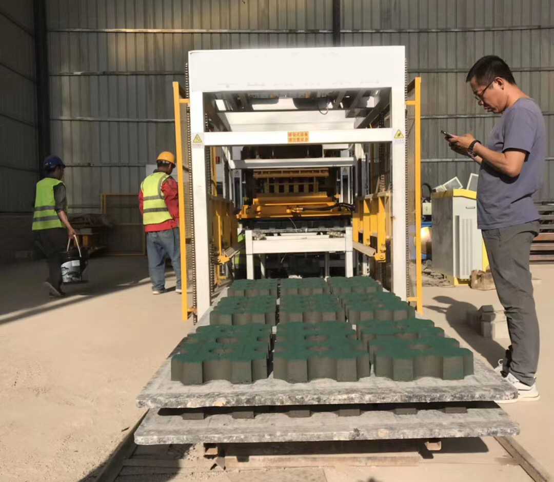 XCMG MM10-15 Hydraform Interlocking Brick Machine Block Making Machine in Nigeria Kenya South Africa - ציוד לייצור בלוקים: תמונה 2 XCMG MM10-15 Hydraform Interlocking Brick Machine Block Making Machine in Nigeria Kenya South Africa - ציוד לייצור בלוקים: תמונה 2