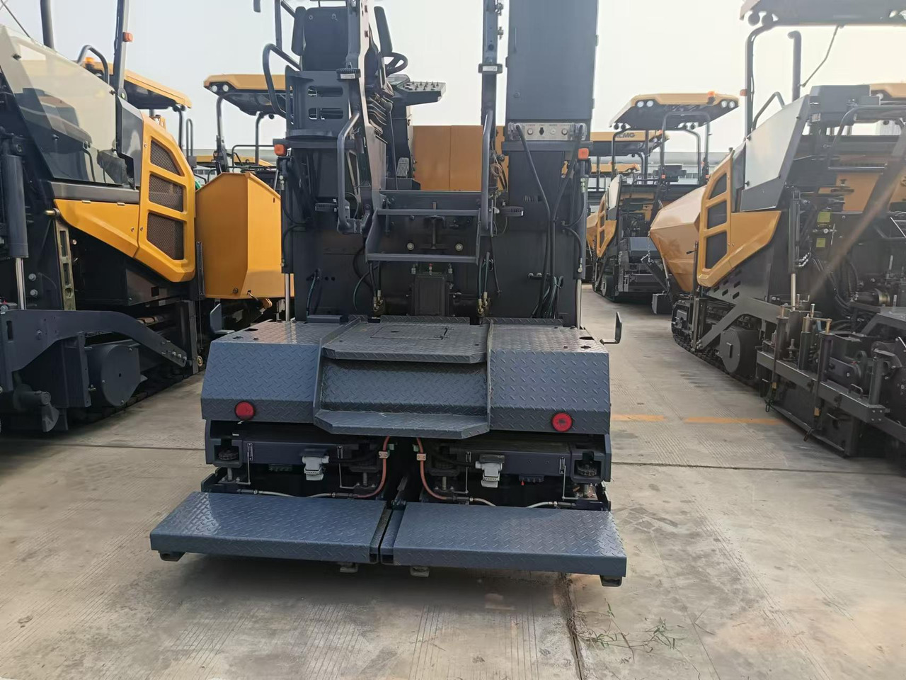 XCMG Official Road Machinery Used Asphalt Paver RP453L 3.4m Small Asphalt Paver Price - מרצף אספלט: תמונה 3 XCMG Official Road Machinery Used Asphalt Paver RP453L 3.4m Small Asphalt Paver Price - מרצף אספלט: תמונה 3