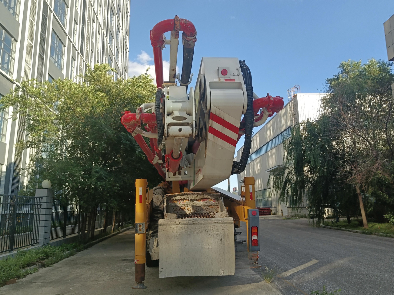 XCMG Official Second Hand Cement Pump Truck HB62V 62m Concrete Pump Truck Price List - משאית משאבת בטון: תמונה 4 XCMG Official Second Hand Cement Pump Truck HB62V 62m Concrete Pump Truck Price List - משאית משאבת בטון: תמונה 4