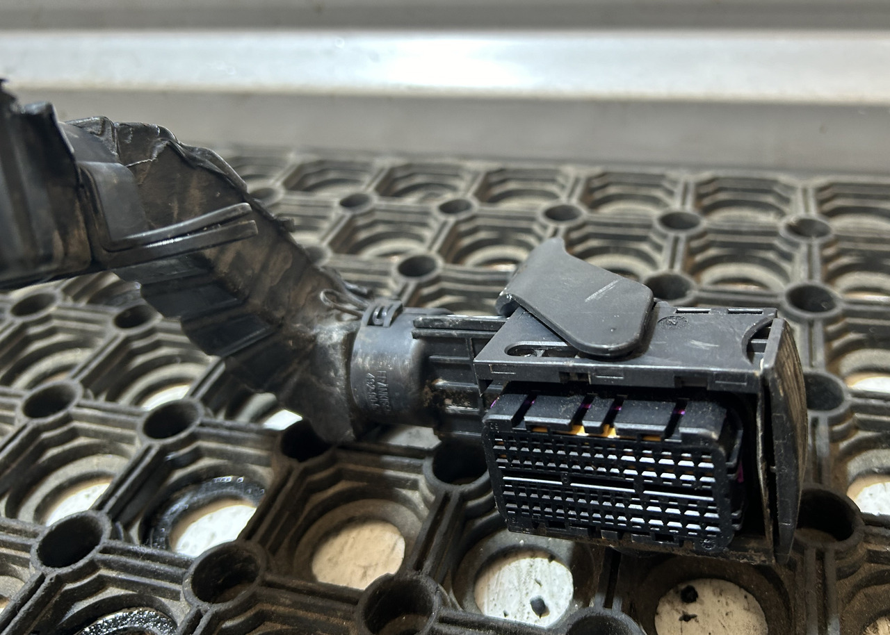 DAF XF 106 480 HARNESS INSTALLATION OF CATALYTIC CONVERTER - כבלים/ רתמת חוט: תמונה 2 DAF XF 106 480 HARNESS INSTALLATION OF CATALYTIC CONVERTER - כבלים/ רתמת חוט: תמונה 2