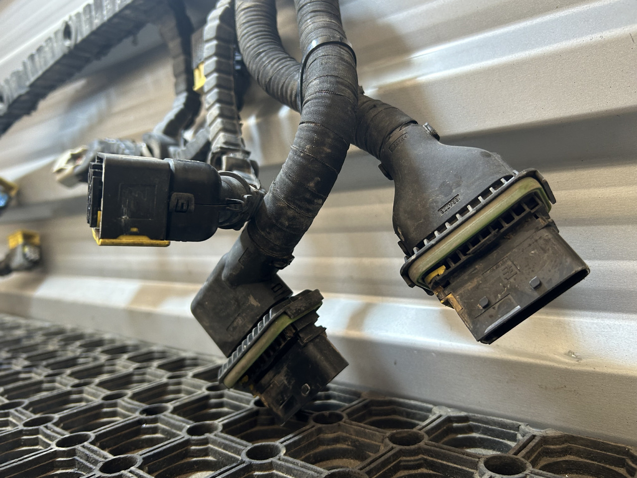 DAF XF 106 480 HARNESS INSTALLATION OF CATALYTIC CONVERTER - כבלים/ רתמת חוט: תמונה 3 DAF XF 106 480 HARNESS INSTALLATION OF CATALYTIC CONVERTER - כבלים/ רתמת חוט: תמונה 3