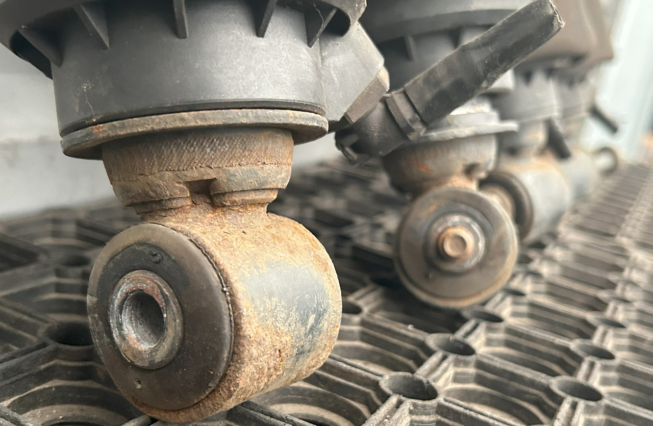 DAF XF 106 CAB SUSPENSION BOOT SET - מתלה תא: תמונה 4 DAF XF 106 CAB SUSPENSION BOOT SET - מתלה תא: תמונה 4