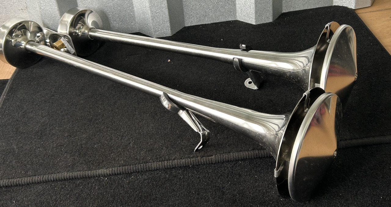 FIAMM 2 TRUMPETS, SHORT + LONG + ASSEMBLY KIT FIAMM, ORIGINAL FOR MERCEDES ACTROS MP5 - חלק אוניברסלי: תמונה 1 FIAMM 2 TRUMPETS, SHORT + LONG + ASSEMBLY KIT FIAMM, ORIGINAL FOR MERCEDES ACTROS MP5 - חלק אוניברסלי: תמונה 1