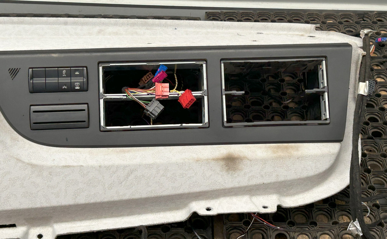 MERCEDES-BENZ UPPER COCKPIT STORAGE COMPARTMENTS SHELVES SHELF STORAGE COMPARTMENT L StreamSpace, 2.30 m - תא ופנים הרכב: תמונה 5 MERCEDES-BENZ UPPER COCKPIT STORAGE COMPARTMENTS SHELVES SHELF STORAGE COMPARTMENT L StreamSpace, 2.30 m - תא ופנים הרכב: תמונה 5