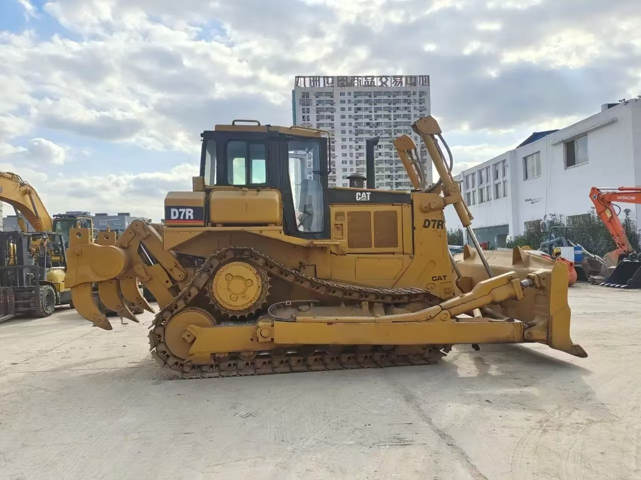 Caterpillar Secondhand Bulldozer CAT D7R Japan Origin Tracked Tractor - דחפור: תמונה 2 Caterpillar Secondhand Bulldozer CAT D7R Japan Origin Tracked Tractor - דחפור: תמונה 2