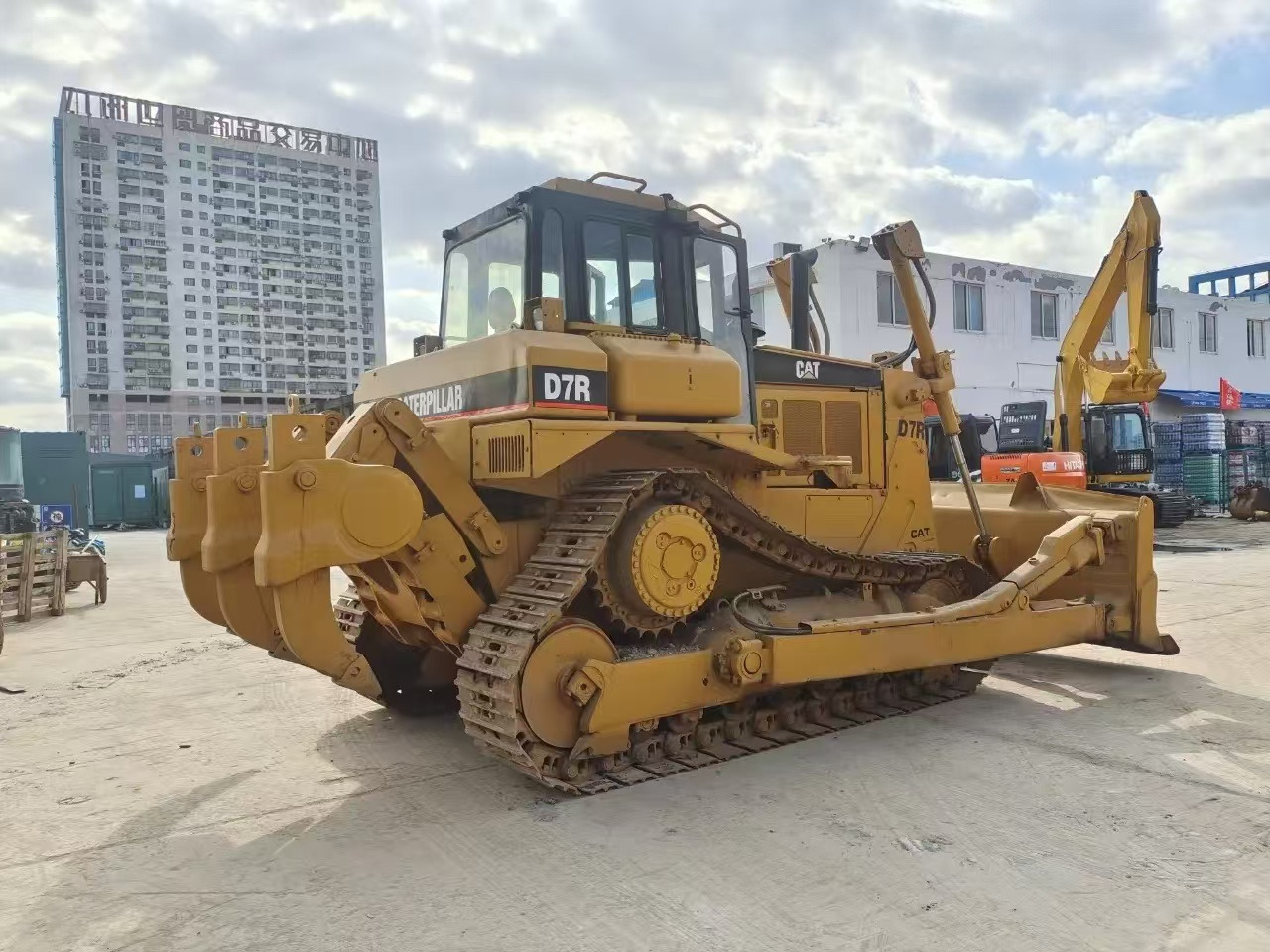 Caterpillar Secondhand Bulldozer CAT D7R Japan Origin Tracked Tractor - דחפור: תמונה 1 Caterpillar Secondhand Bulldozer CAT D7R Japan Origin Tracked Tractor - דחפור: תמונה 1
