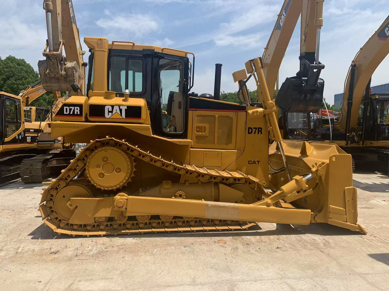 Caterpillar Tracked Tractor CAT D6R, D7R, D8R with Triangle Track - דחפור: תמונה 1 Caterpillar Tracked Tractor CAT D6R, D7R, D8R with Triangle Track - דחפור: תמונה 1