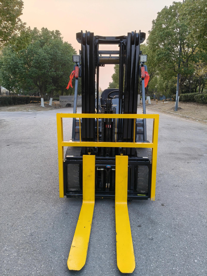 TCM FD35, FD30 Forklift with ISUZU Engine - מלגזת סולר: תמונה 4 TCM FD35, FD30 Forklift with ISUZU Engine - מלגזת סולר: תמונה 4