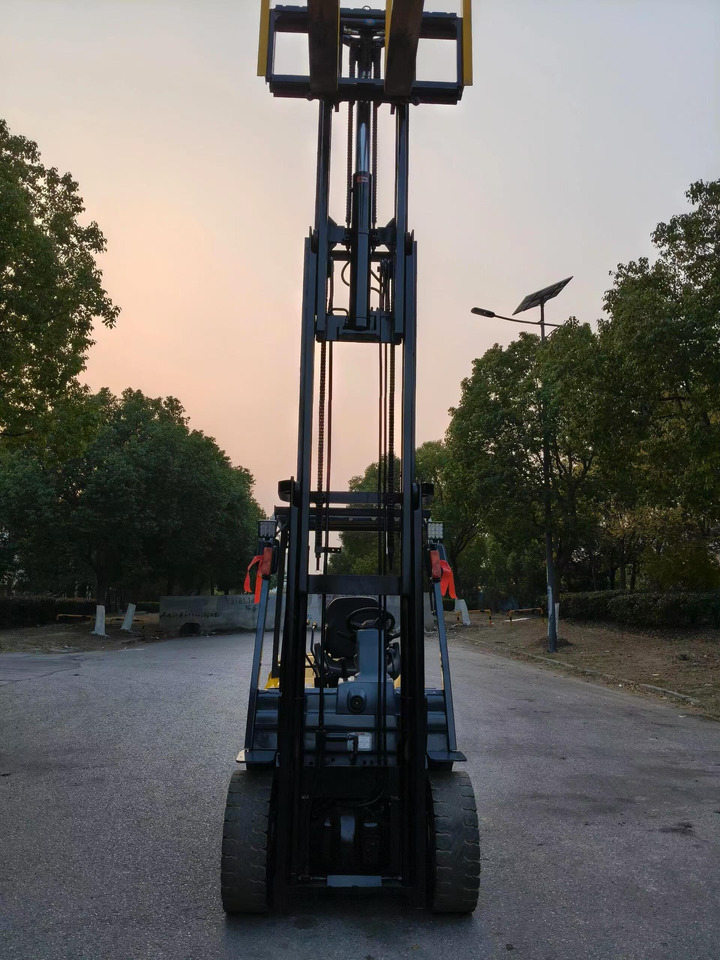 TCM FD35, FD30 Forklift with ISUZU Engine - מלגזת סולר: תמונה 3 TCM FD35, FD30 Forklift with ISUZU Engine - מלגזת סולר: תמונה 3