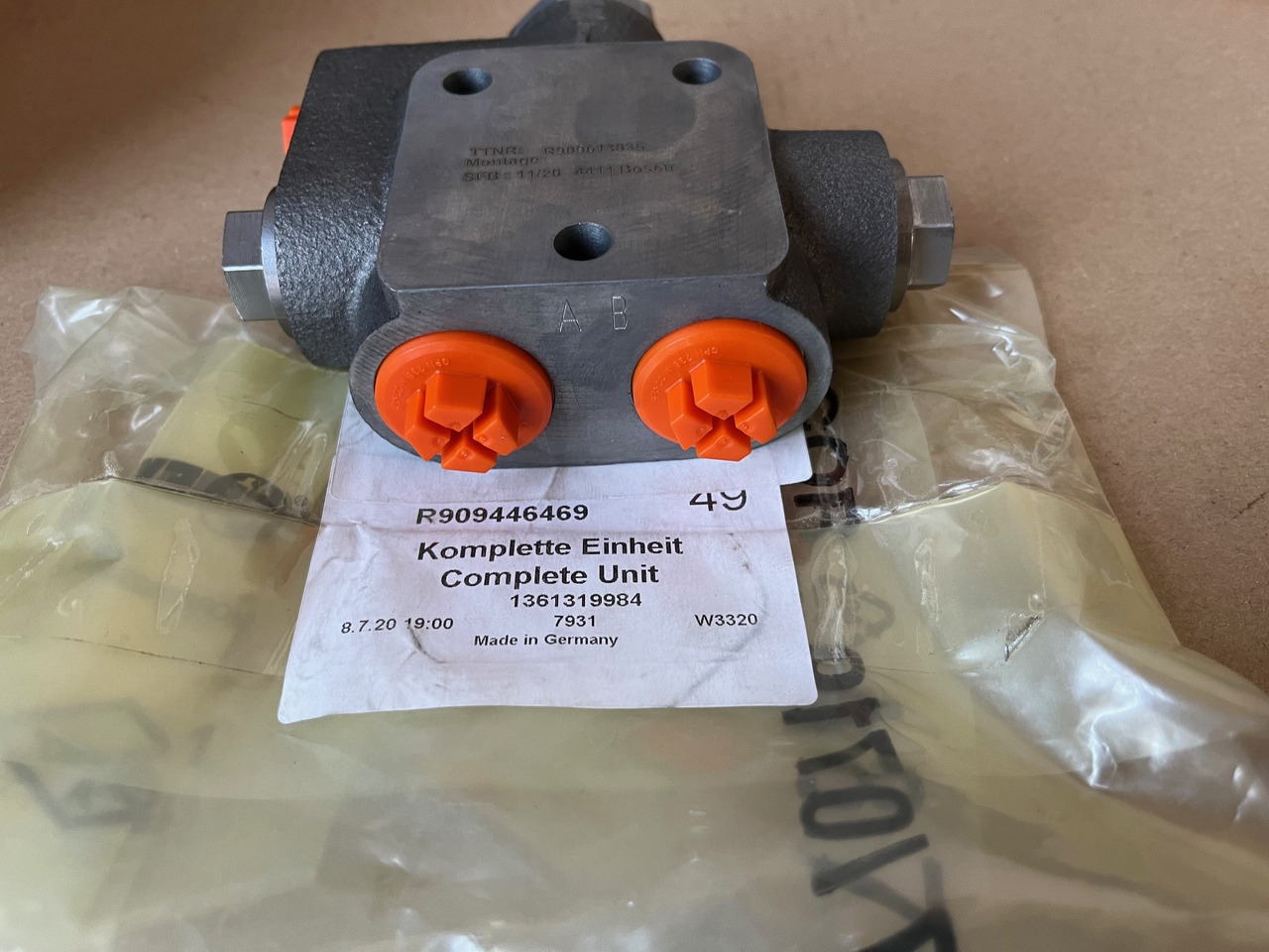 REXROTH R909446469 Flushing & Boost valve - חלקי חילוף עבור מחפר: תמונה 1 REXROTH R909446469 Flushing & Boost valve - חלקי חילוף עבור מחפר: תמונה 1