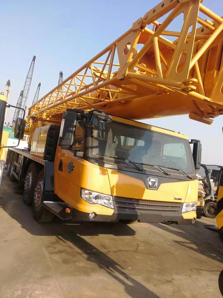 XCMG QY70K - עגורן נייד: תמונה 1 XCMG QY70K - עגורן נייד: תמונה 1