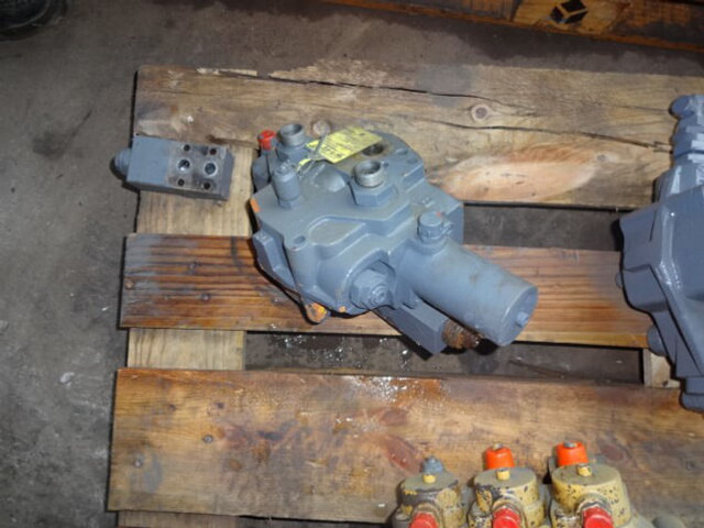 Liebherr Control Block - שסתום: תמונה 1 Liebherr Control Block - שסתום: תמונה 1