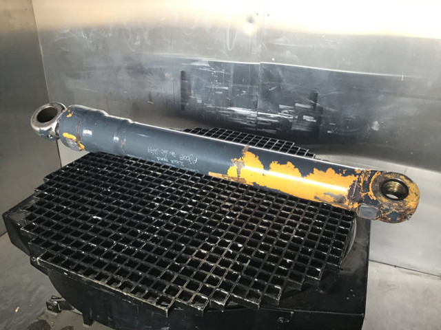 Liebherr Cylinder - צילינדר הידרולי: תמונה 1 Liebherr Cylinder - צילינדר הידרולי: תמונה 1