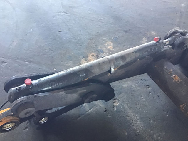 Liebherr Cylinder - טילטרוטטור עבור מכונת בנייה: תמונה 1 Liebherr Cylinder - טילטרוטטור עבור מכונת בנייה: תמונה 1