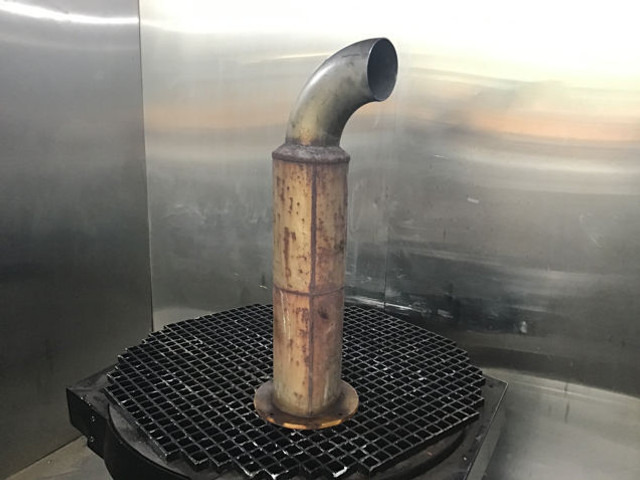 Liebherr Exhaust Silencer - צינור פליטה: תמונה 1 Liebherr Exhaust Silencer - צינור פליטה: תמונה 1