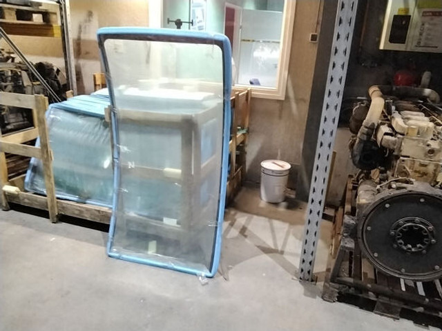 Liebherr Front window (top to bottom) - חלון וחלקים: תמונה 2 Liebherr Front window (top to bottom) - חלון וחלקים: תמונה 2