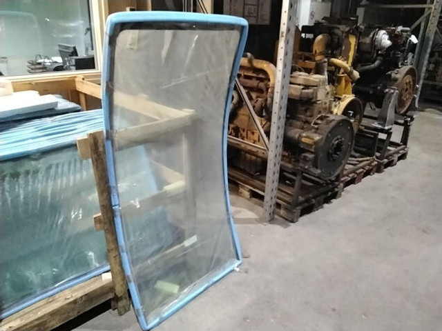 Liebherr Front window (top to bottom) - חלון וחלקים: תמונה 1 Liebherr Front window (top to bottom) - חלון וחלקים: תמונה 1