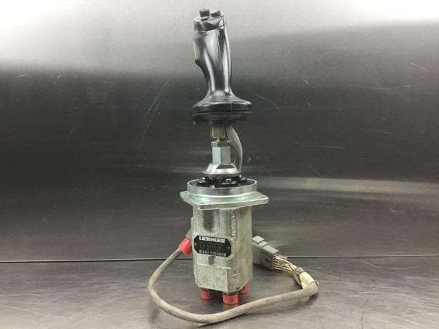 Liebherr Joystick Right - תא ופנים הרכב: תמונה 1 Liebherr Joystick Right - תא ופנים הרכב: תמונה 1
