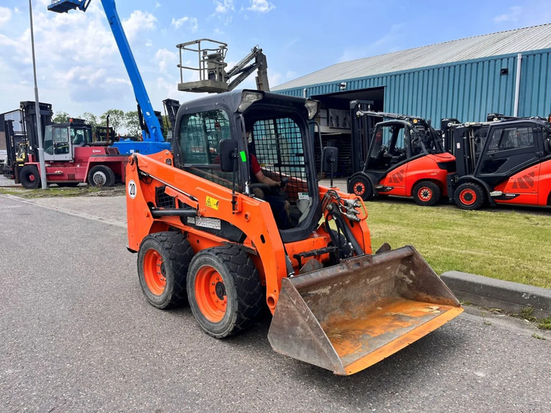 Bobcat S450 - מעמיס היגוי החלקה: תמונה 1 Bobcat S450 - מעמיס היגוי החלקה: תמונה 1