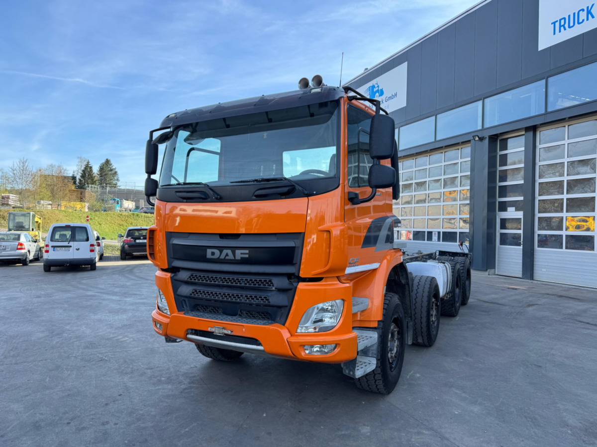 DAF CF440 8x4 Fahrgestell - משאית עם שלדת תא: תמונה 1 DAF CF440 8x4 Fahrgestell - משאית עם שלדת תא: תמונה 1