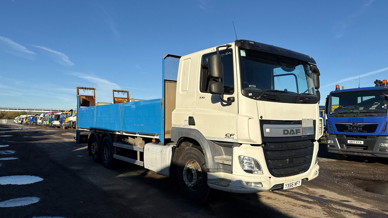 DAF CF 330 - משאית צד נופל/ שטוחה: תמונה 1 DAF CF 330 - משאית צד נופל/ שטוחה: תמונה 1
