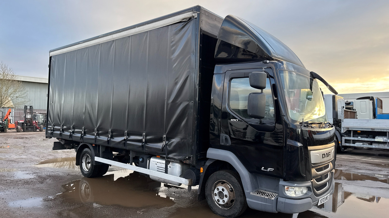 DAF LF 180 - משאית וילונות צד: תמונה 1 DAF LF 180 - משאית וילונות צד: תמונה 1