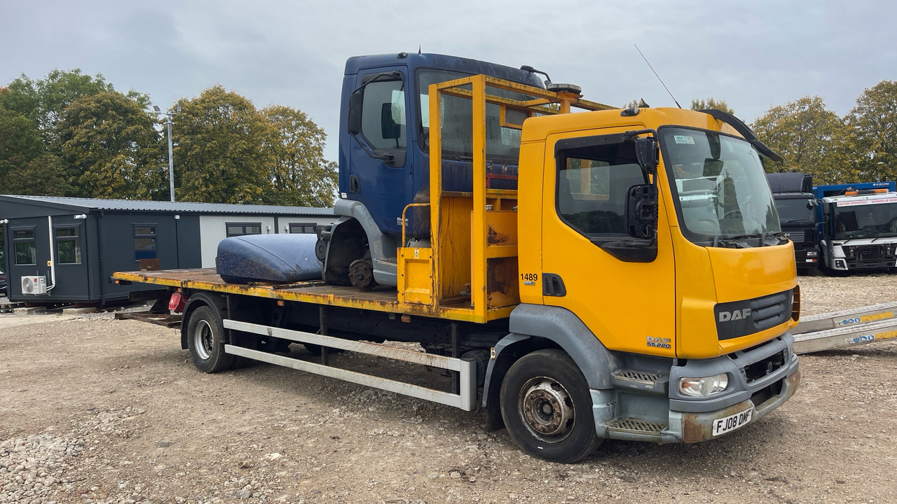 DAF LF 55.220 - משאית צד נופל/ שטוחה: תמונה 1 DAF LF 55.220 - משאית צד נופל/ שטוחה: תמונה 1