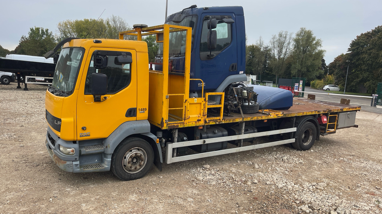 DAF LF 55.220 - משאית צד נופל/ שטוחה: תמונה 2 DAF LF 55.220 - משאית צד נופל/ שטוחה: תמונה 2
