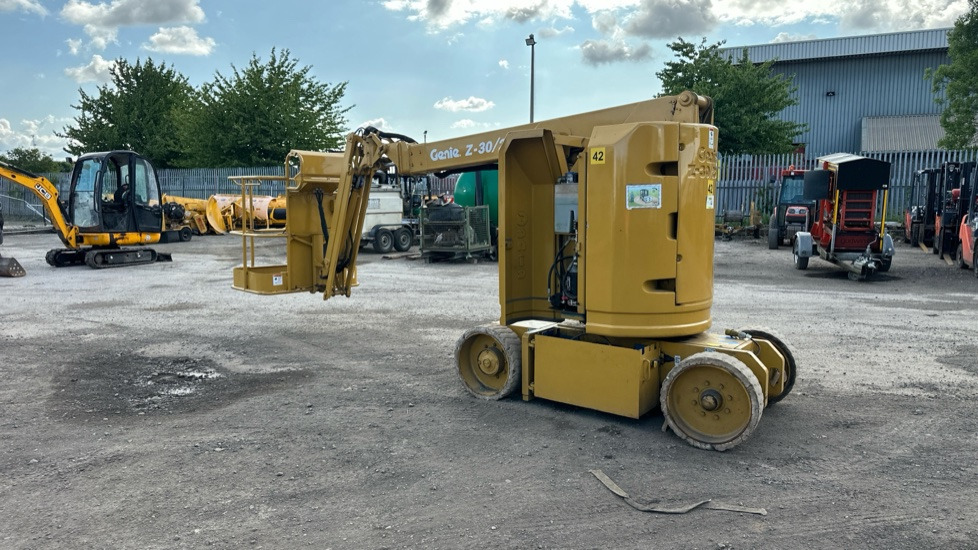 GENIE 230/20N - פלטפורמה אווירית מותקנת על משאית: תמונה 3 GENIE 230/20N - פלטפורמה אווירית מותקנת על משאית: תמונה 3