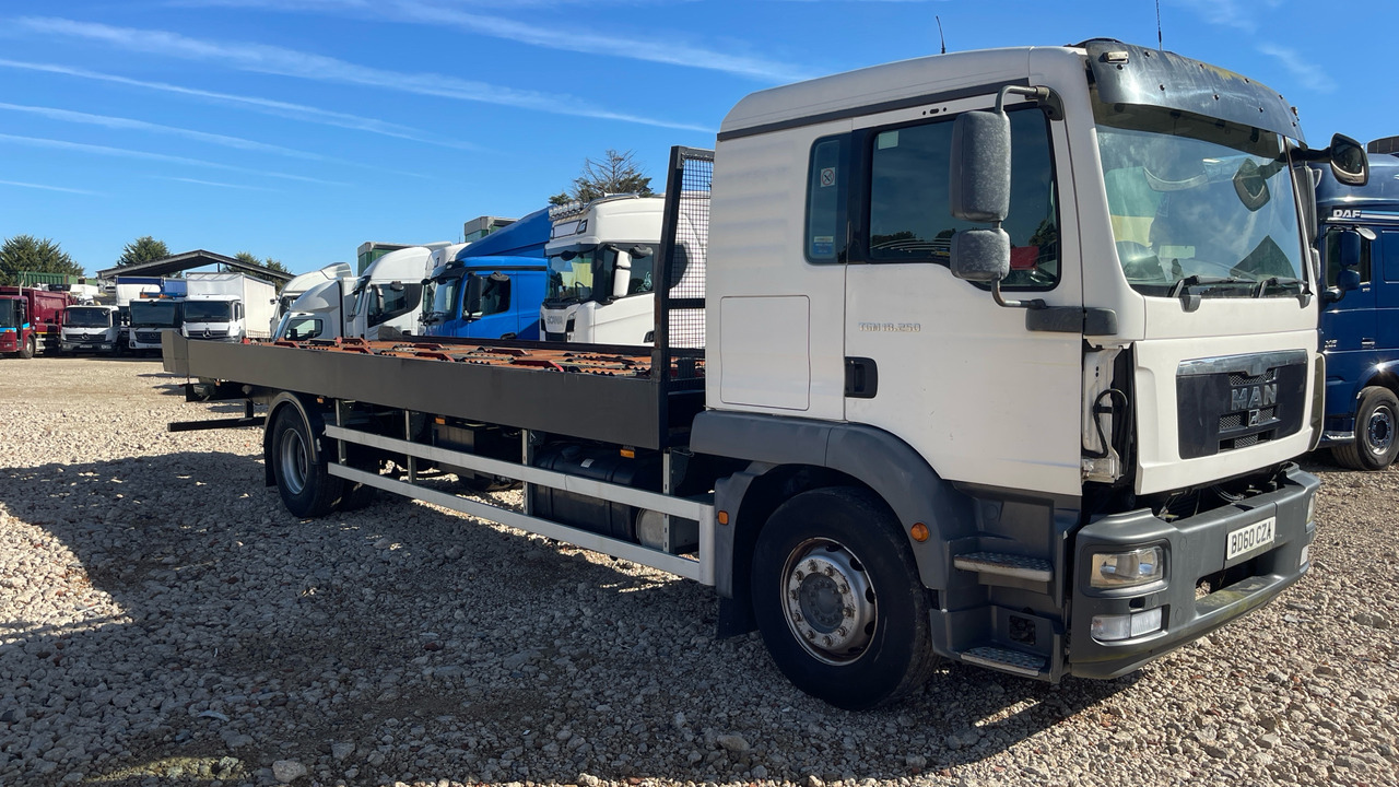 MAN TGM 18.250 - משאית צד נופל/ שטוחה: תמונה 1 MAN TGM 18.250 - משאית צד נופל/ שטוחה: תמונה 1