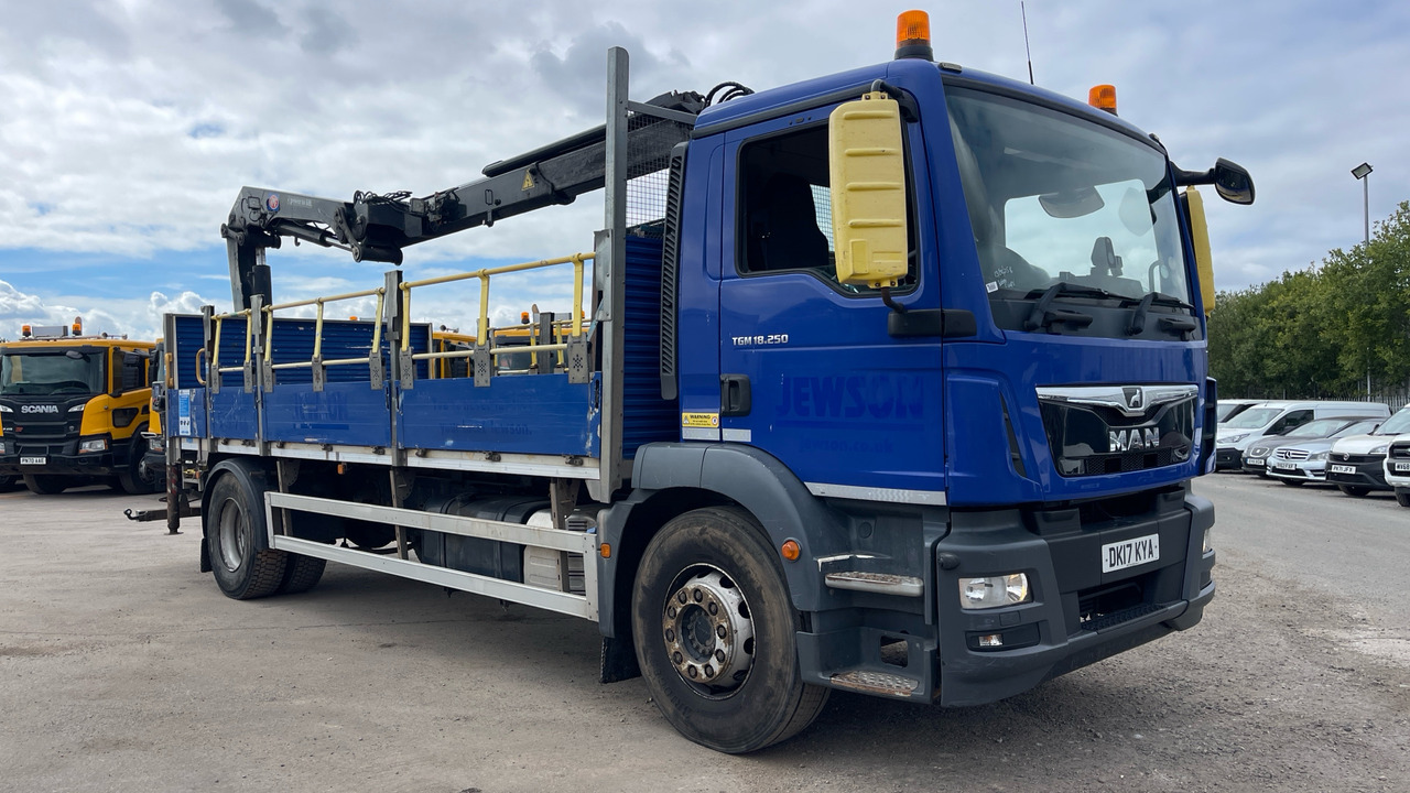 MAN TGM 18.250 - משאית צד נופל/ שטוחה, משאית מנוף: תמונה 1 MAN TGM 18.250 - משאית צד נופל/ שטוחה, משאית מנוף: תמונה 1