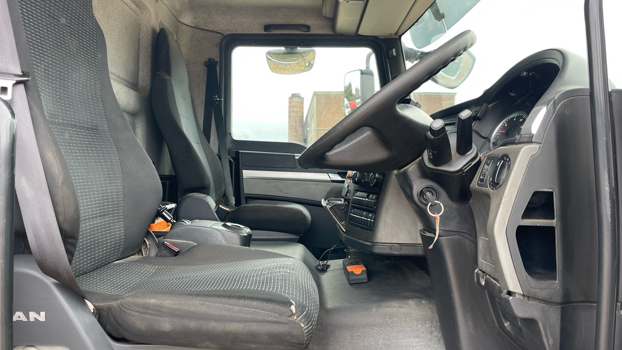 MAN TGM 26.340 - משאית צד נופל/ שטוחה, משאית מנוף: תמונה 5 MAN TGM 26.340 - משאית צד נופל/ שטוחה, משאית מנוף: תמונה 5