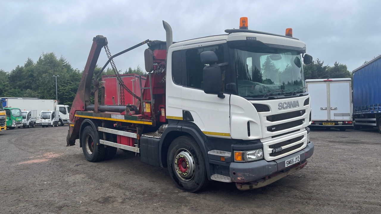 SCANIA P 250 - משאית דילוג העמסה: תמונה 1 SCANIA P 250 - משאית דילוג העמסה: תמונה 1