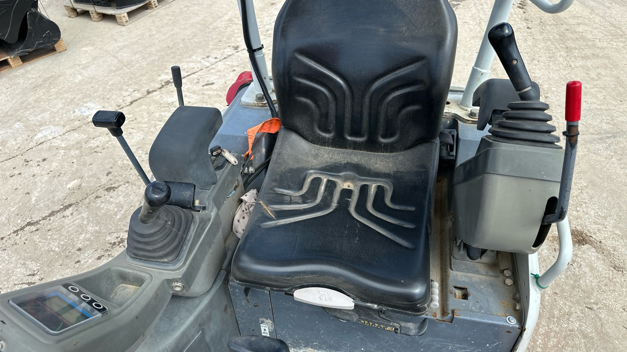 מיני מחפר TAKEUCHI TB216: תמונה 8