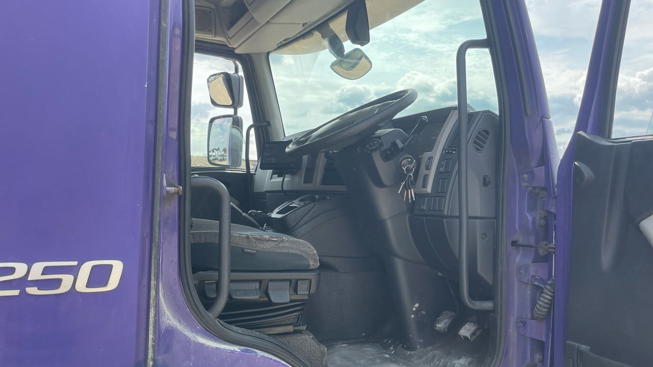 VOLVO FL 250 - משאית וילונות צד: תמונה 5 VOLVO FL 250 - משאית וילונות צד: תמונה 5