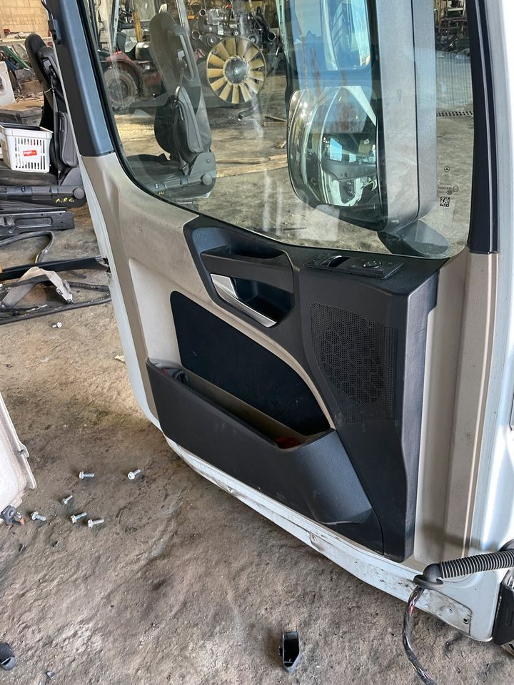 Actros MP4 Fahrertür, Tür Links Weiß Spiegel Innenverkleidung - דלת וחלקים עבור משאית: תמונה 4 Actros MP4 Fahrertür, Tür Links Weiß Spiegel Innenverkleidung - דלת וחלקים עבור משאית: תמונה 4
