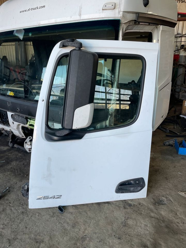 Actros MP4 Fahrertür, Tür Links Weiß Spiegel Innenverkleidung - דלת וחלקים עבור משאית: תמונה 1 Actros MP4 Fahrertür, Tür Links Weiß Spiegel Innenverkleidung - דלת וחלקים עבור משאית: תמונה 1