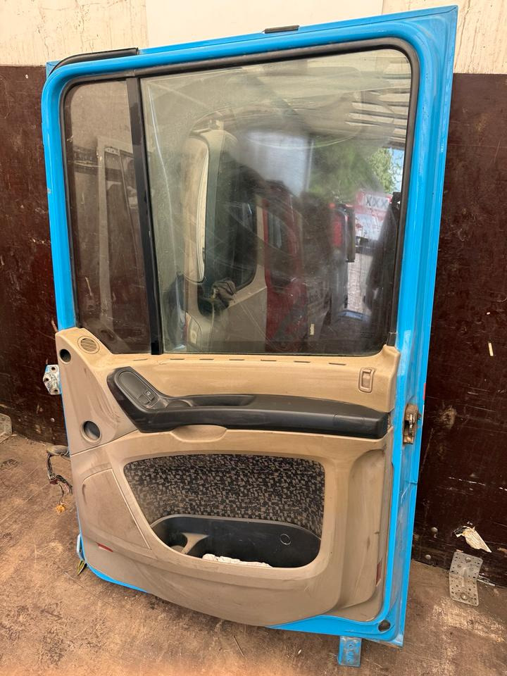 DAF XF 105,460 Beifahrertür Blau Spiegel Innenverkleidung LN 48 - דלת וחלקים עבור משאית: תמונה 2 DAF XF 105,460 Beifahrertür Blau Spiegel Innenverkleidung LN 48 - דלת וחלקים עבור משאית: תמונה 2