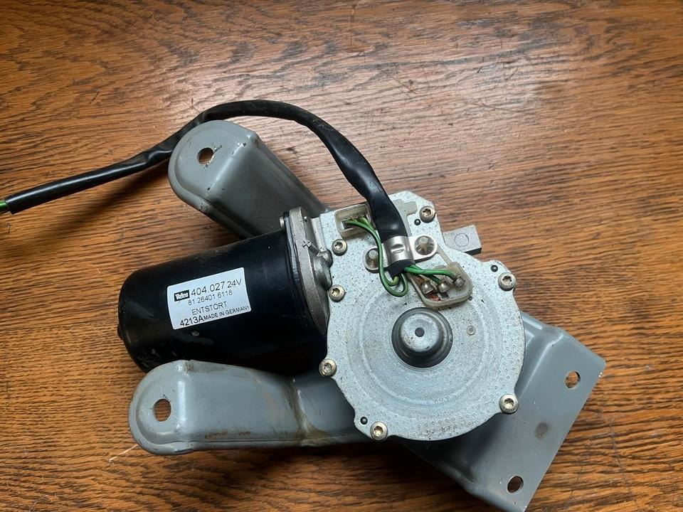 MAN Scheibenwischermotor Valeo 404.027 24V 81264016118 - מגב עבור משאית: תמונה 1 MAN Scheibenwischermotor Valeo 404.027 24V 81264016118 - מגב עבור משאית: תמונה 1