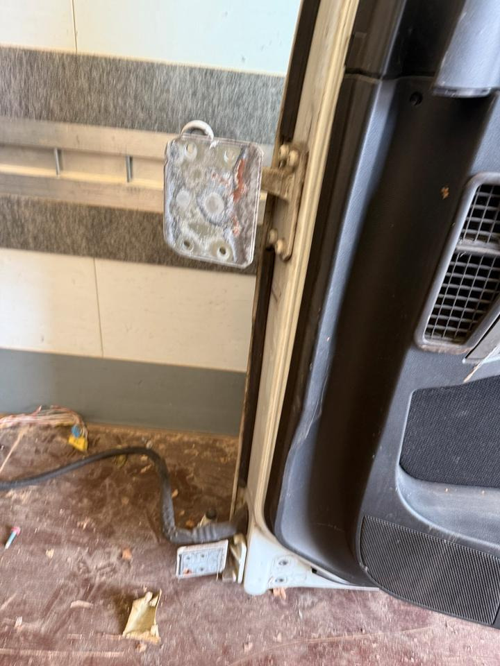 MAN TGX Beifahrertür Weiß Innenverkleidung LN 67 - דלת וחלקים עבור משאית: תמונה 3 MAN TGX Beifahrertür Weiß Innenverkleidung LN 67 - דלת וחלקים עבור משאית: תמונה 3