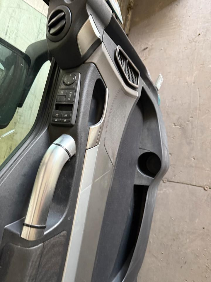 MAN TGX Fahrertür Grün Spiegel Innenverkleidung LN 60 - דלת וחלקים עבור משאית: תמונה 4 MAN TGX Fahrertür Grün Spiegel Innenverkleidung LN 60 - דלת וחלקים עבור משאית: תמונה 4