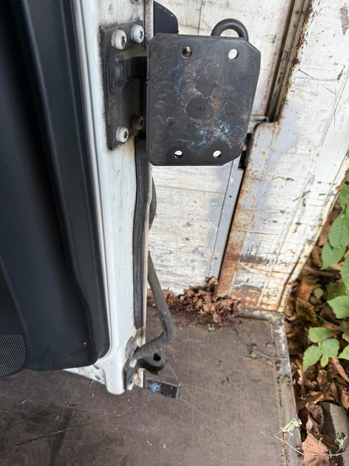 MAN TGX Fahrertür Weiß mit Spiegel Innenverkleidung LN 84 - דלת וחלקים עבור משאית: תמונה 3 MAN TGX Fahrertür Weiß mit Spiegel Innenverkleidung LN 84 - דלת וחלקים עבור משאית: תמונה 3