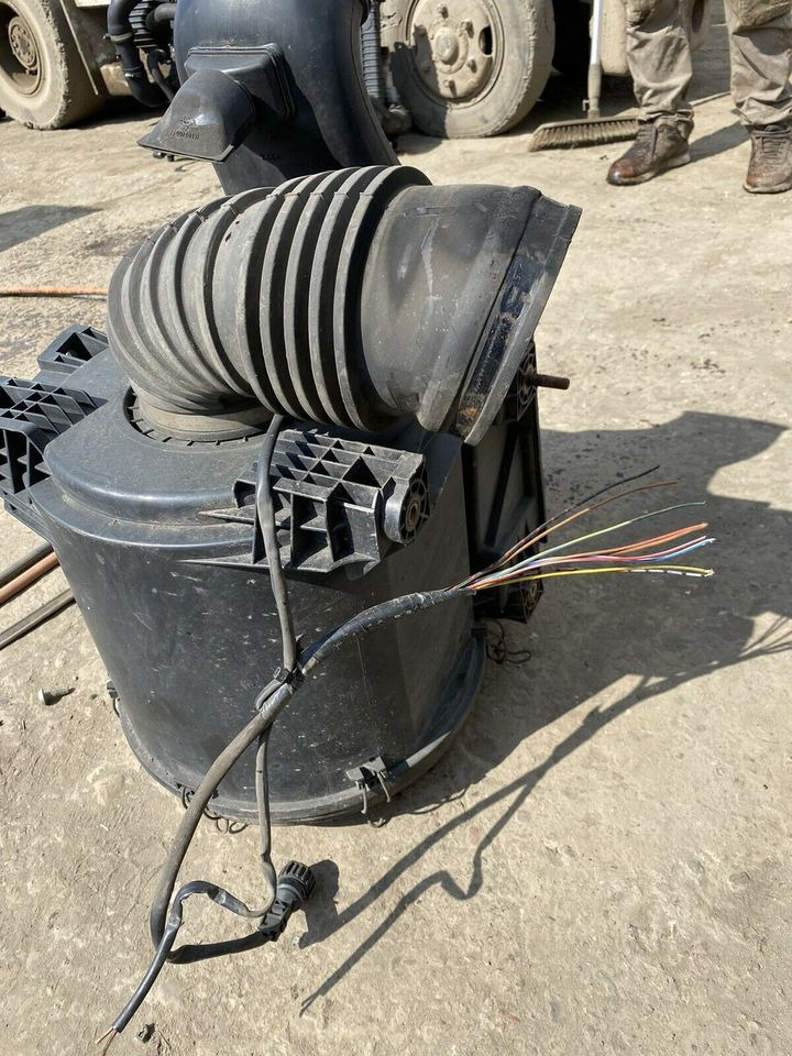 Mercedes Atego Luftfilterkasten Luftfilter Gehäuse A 973 528 06 0 - מסנן אוויר עבור משאית: תמונה 1 Mercedes Atego Luftfilterkasten Luftfilter Gehäuse A 973 528 06 0 - מסנן אוויר עבור משאית: תמונה 1