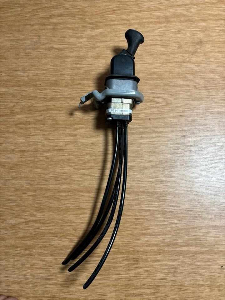 Mercedes KNORR-BREMSE Bremsventil Handbremsventil A0004200284 - שסתום בלמים עבור משאית: תמונה 2 Mercedes KNORR-BREMSE Bremsventil Handbremsventil A0004200284 - שסתום בלמים עבור משאית: תמונה 2