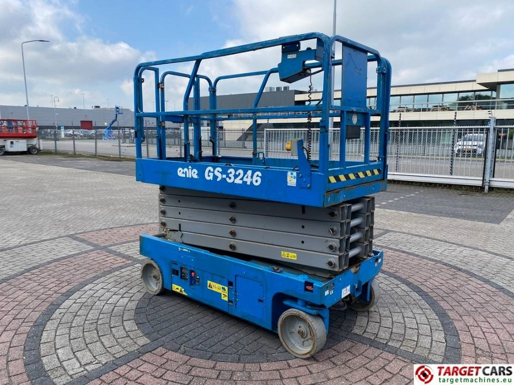 Genie GS-3246 Electric Scissor Work Lift 1175cm - מעלית מספריים: תמונה 2 Genie GS-3246 Electric Scissor Work Lift 1175cm - מעלית מספריים: תמונה 2