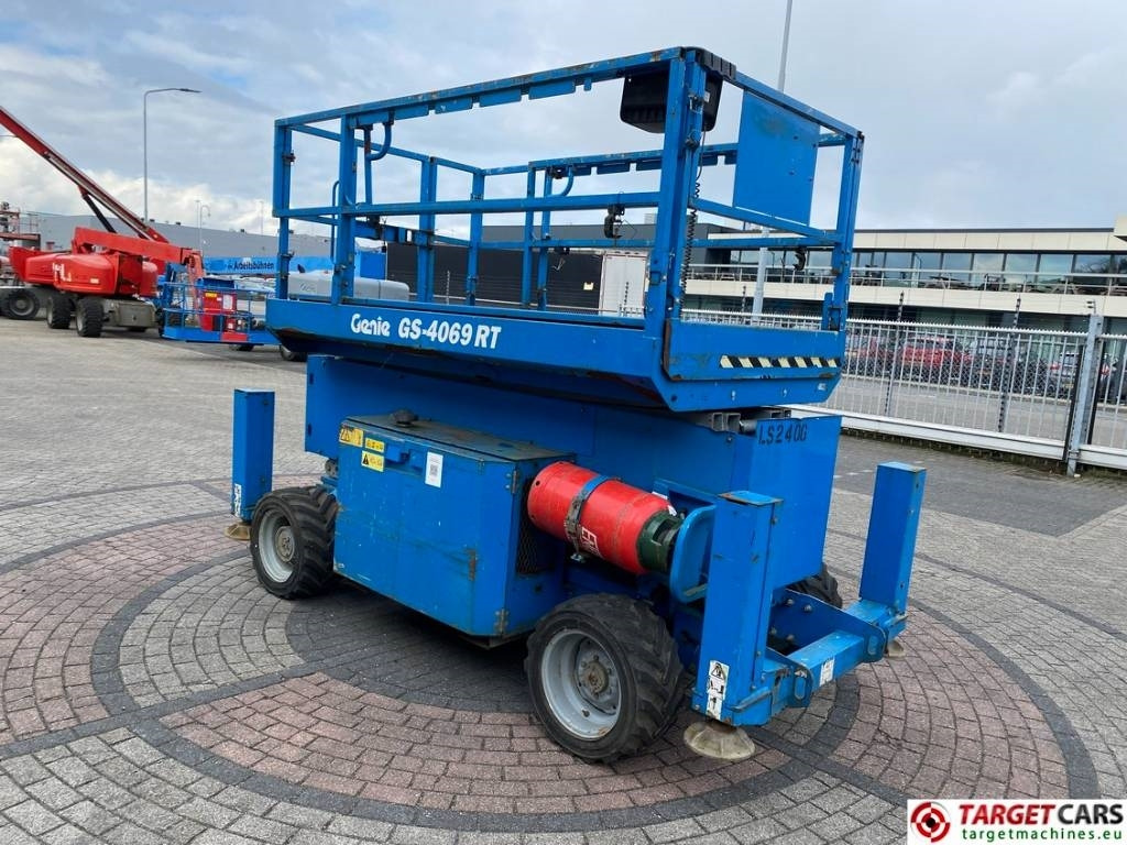 Genie GS-4069 RT LPG 4x4 Scissor Work Lift 1412cm - מעלית מספריים: תמונה 2 Genie GS-4069 RT LPG 4x4 Scissor Work Lift 1412cm - מעלית מספריים: תמונה 2