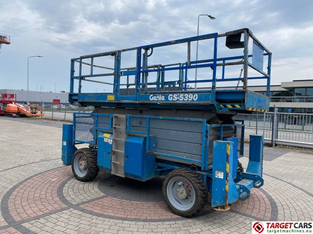 Genie GS-5390RT Diesel 4x4 Scissor Work Lift 1815cm - מעלית מספריים: תמונה 2 Genie GS-5390RT Diesel 4x4 Scissor Work Lift 1815cm - מעלית מספריים: תמונה 2